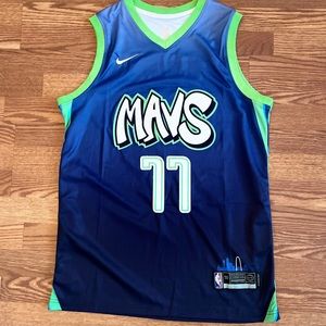 Luka Doncic basketball jersey Dallas Mavericks size 50